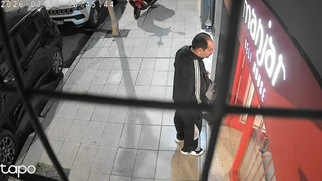 Atacó con un cuchillo a una empleada y escapó con el dinero de la caja registradora.