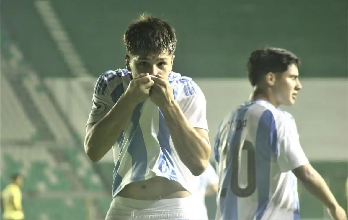 El delantero De Martis festejando su tanto