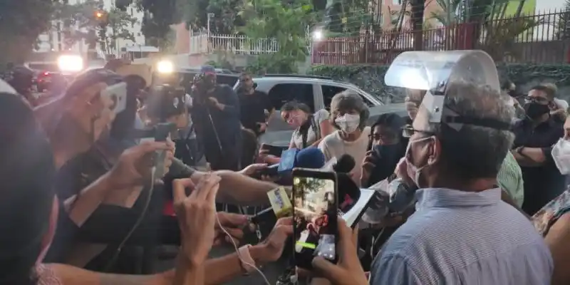 Padre de Requesens: «No está libre, sigue siendo un preso político»