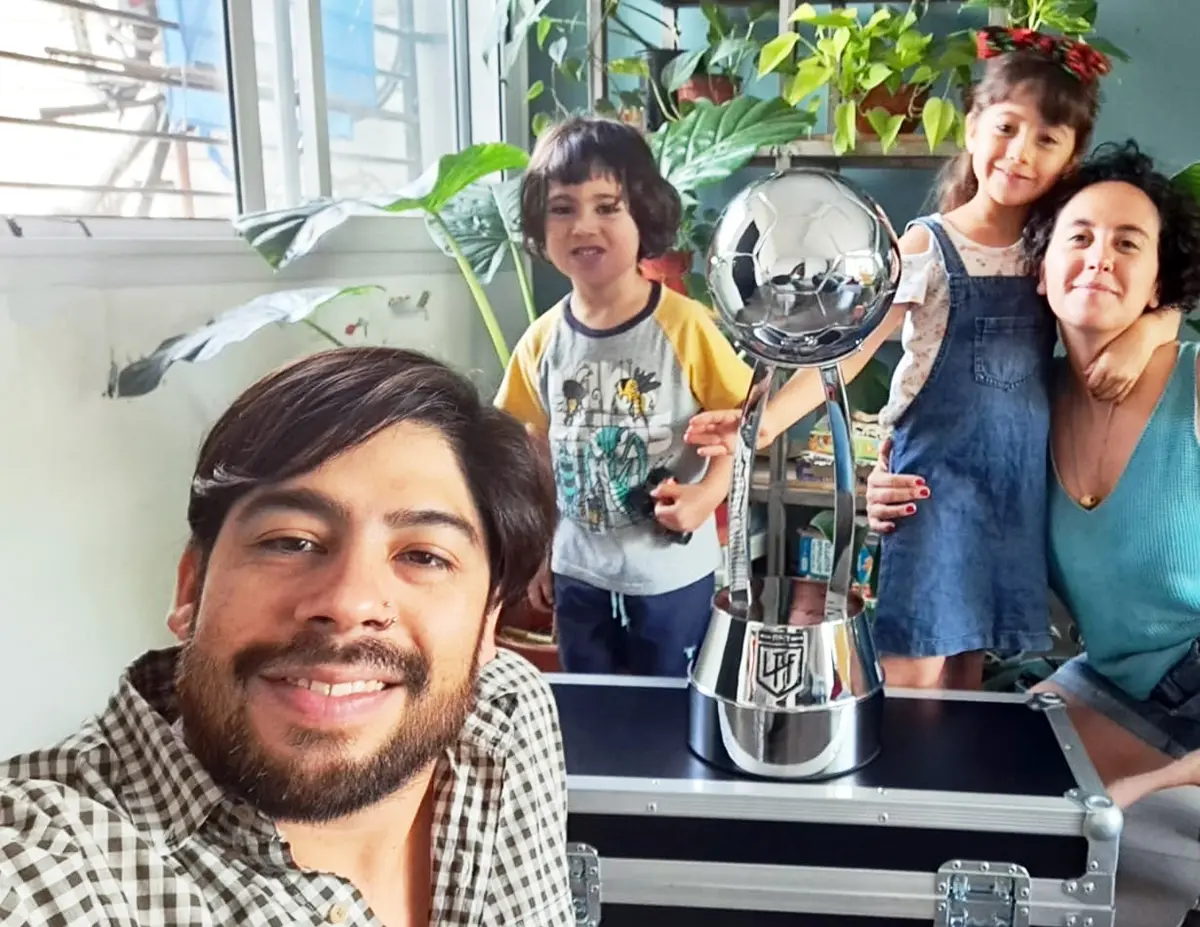 Con la copa. Valentina Ottaviano, Maximiano Salazar y sus hijos Renata, Valentín