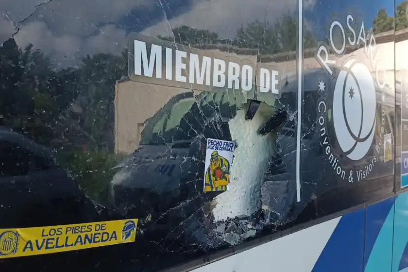 Rompieron vidrios del micro de Central en su llegada al Coloso Marcelo Bielsa