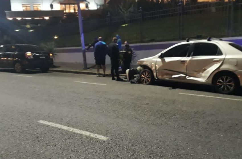 Choque a la "japonesa" en la Costa: perdió el control del auto y se fue contra uno estacionado