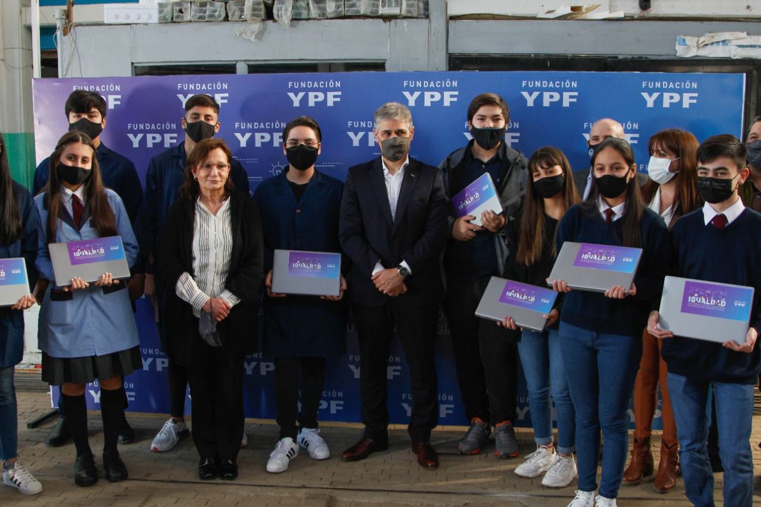 YPF y su Fundación entregaron 584 notebooks para estudiantes de escuelas técnicas secundarias