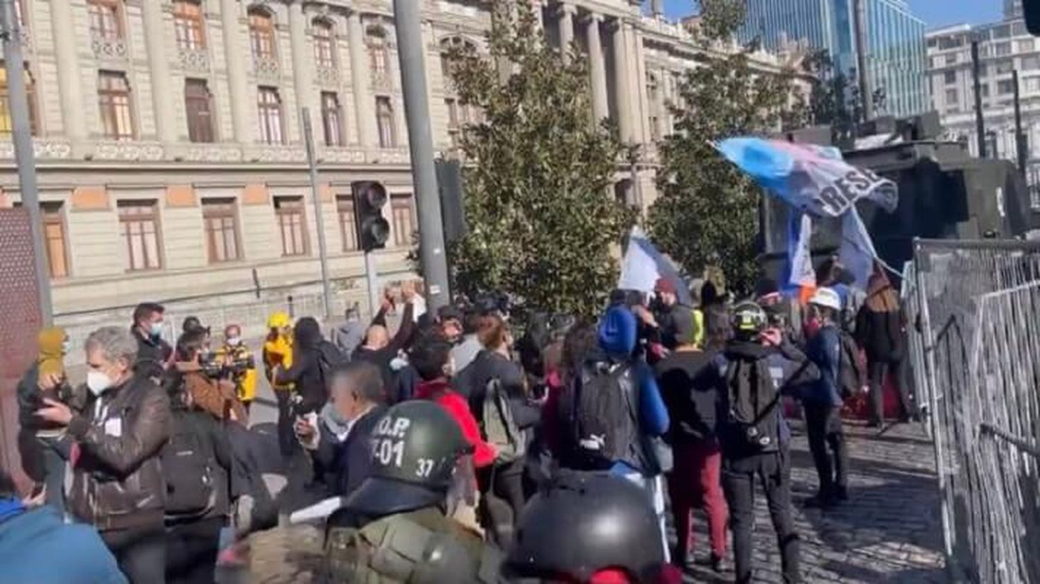 Suspenden momentáneamente sesión inaugural de Constituyente en Chile por protestas en la calle