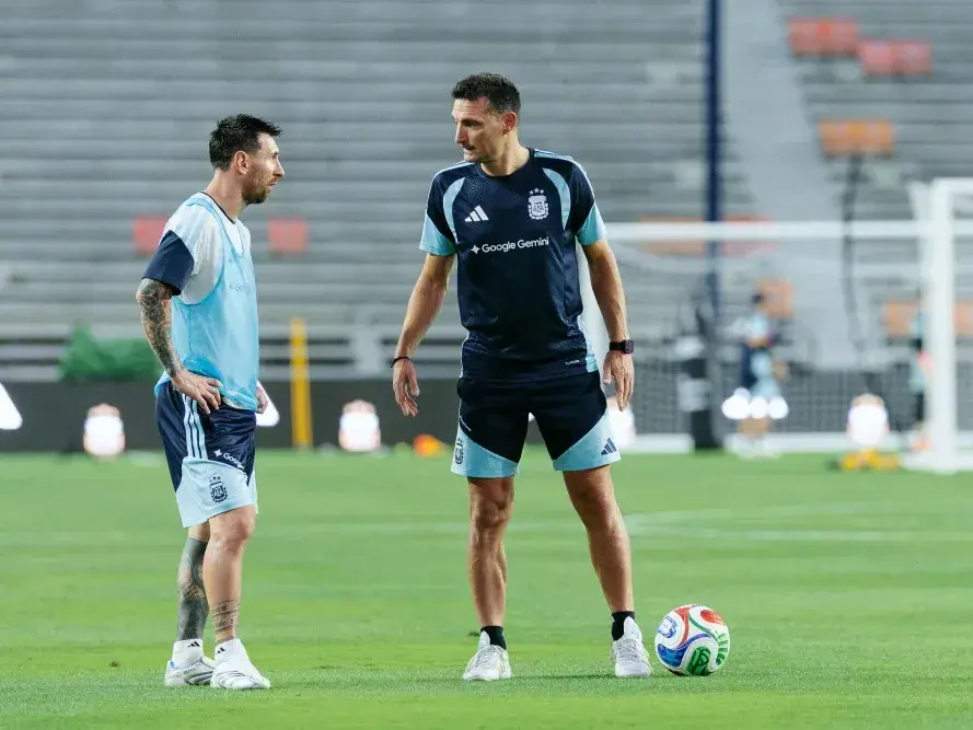Messi entrenó a la par del grupo y sumará minutos esta noche ante Islandia en el último amistoso. Foto:AFA