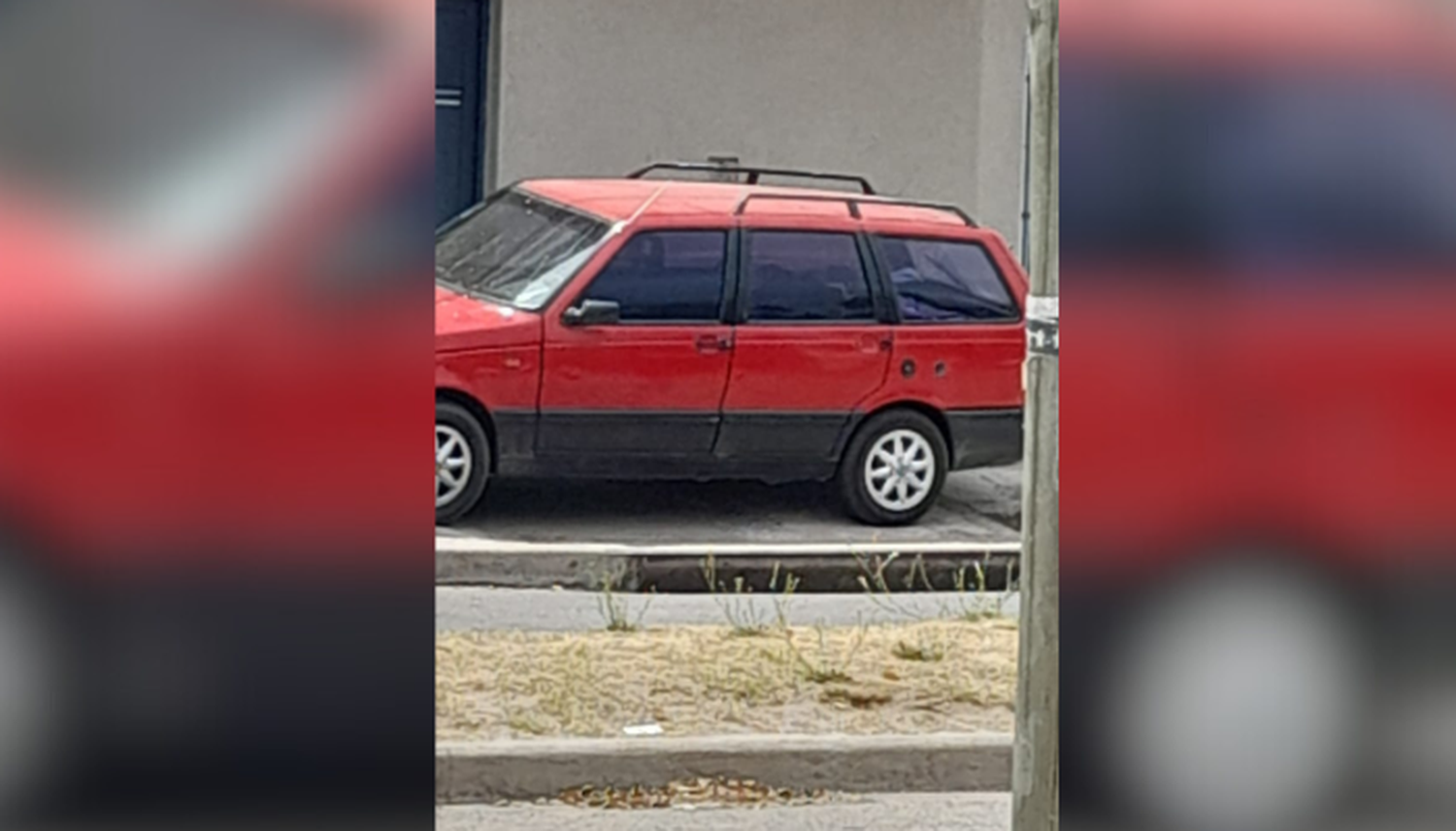 Auto estacionado en la vereda