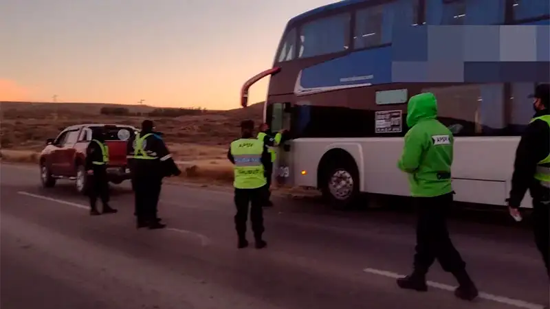 Un chofer manejaba un colectivo de larga distancia tras consumir cocaína y metanfetaminas