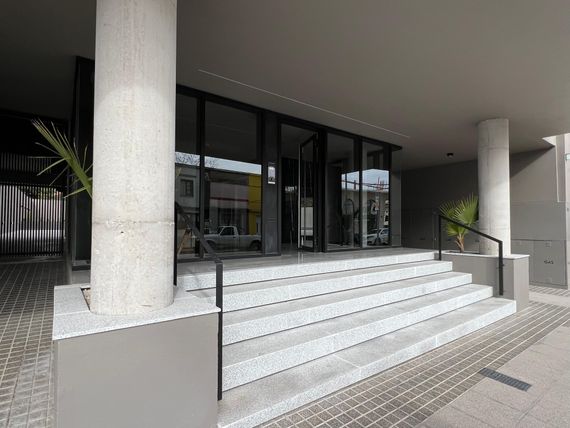 Pinto 325, el nuevo hito de hormigón y cristal que se alzó en pleno centro tandilense