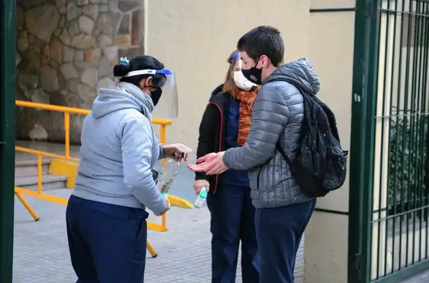 Alumnos de secundaria regresaron a la presencialidad en Rosario