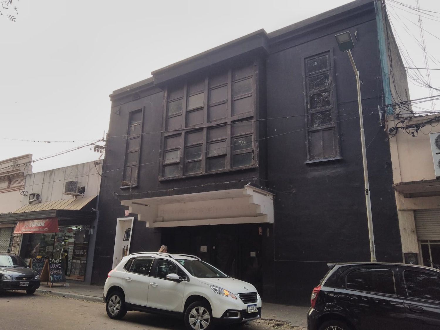 Sin carteles, el edificio será inspeccionado y devuelto a sus propietarios formalmente. Pagarán el alquiler hasta el mes de agosto.