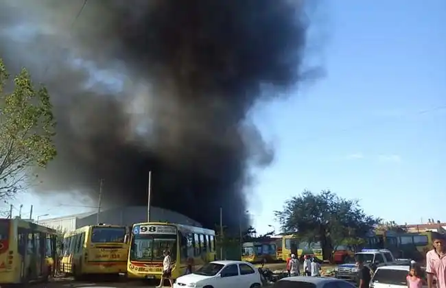 Wilde:se incendiaron 12 colectivos en una terminal