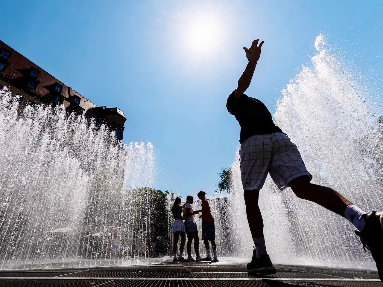Una nueva ola de calor agobia a Europa y hay dos víctimas fatales por un incendio en España