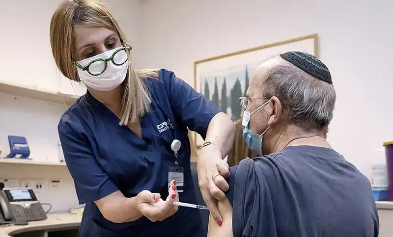 A pesar de uno de los países más avanzados en la campaña de vacunación contra el coronavirus, Israel rozó las 50 muertes en las últimas 24 horas.