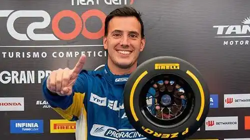 Vivian, celebrando el "1" en Salta. (Foto web TC 2000).