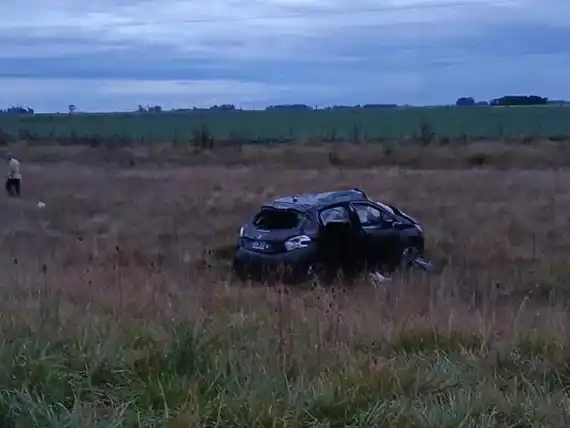 Despiste y vuelco en el acceso a De La Canal: el único ocupante fue hospitalizado