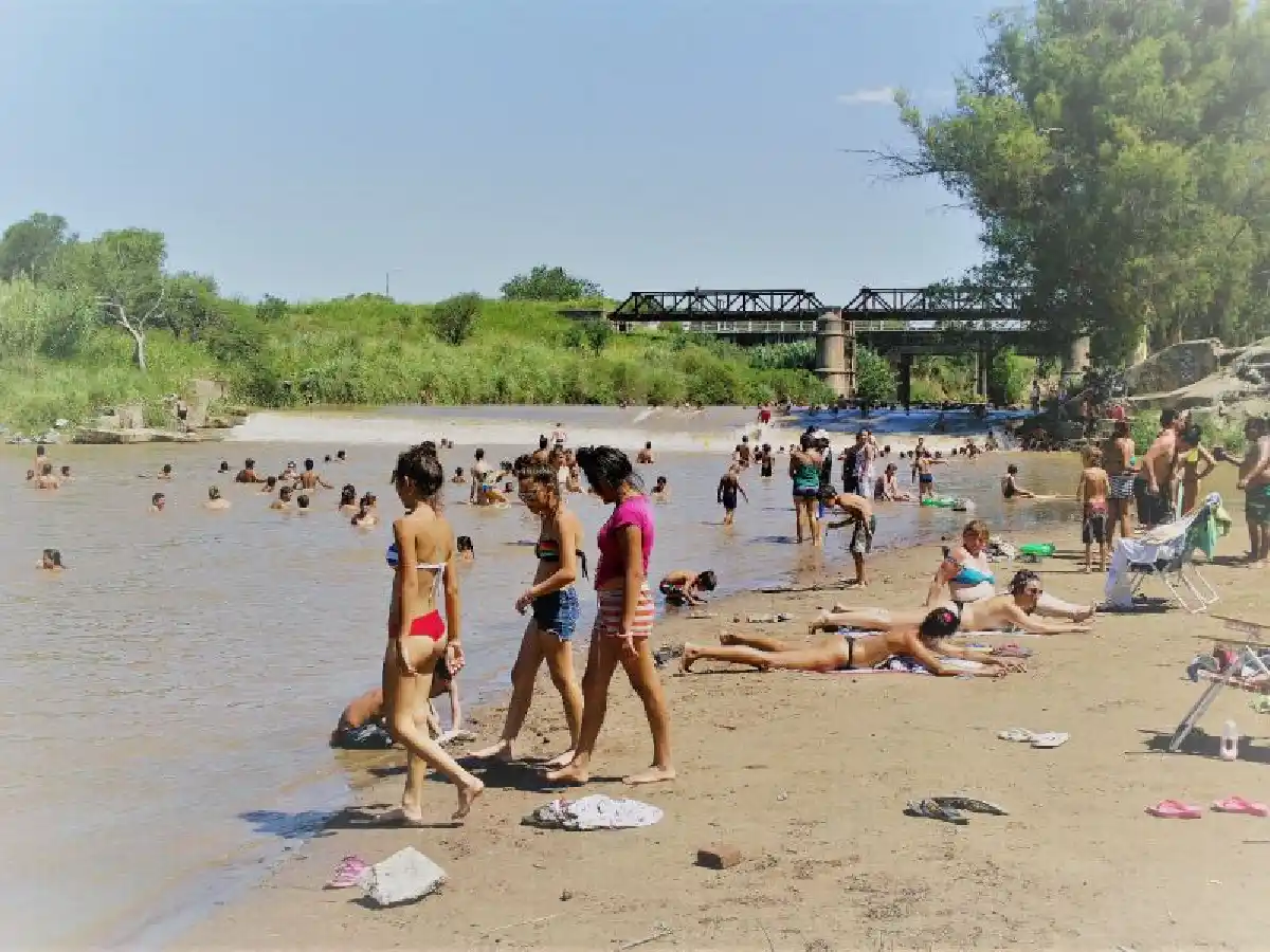 Rescatan y reviven a un hombre que se ahogó en el balneario "El Puente" de Marull  