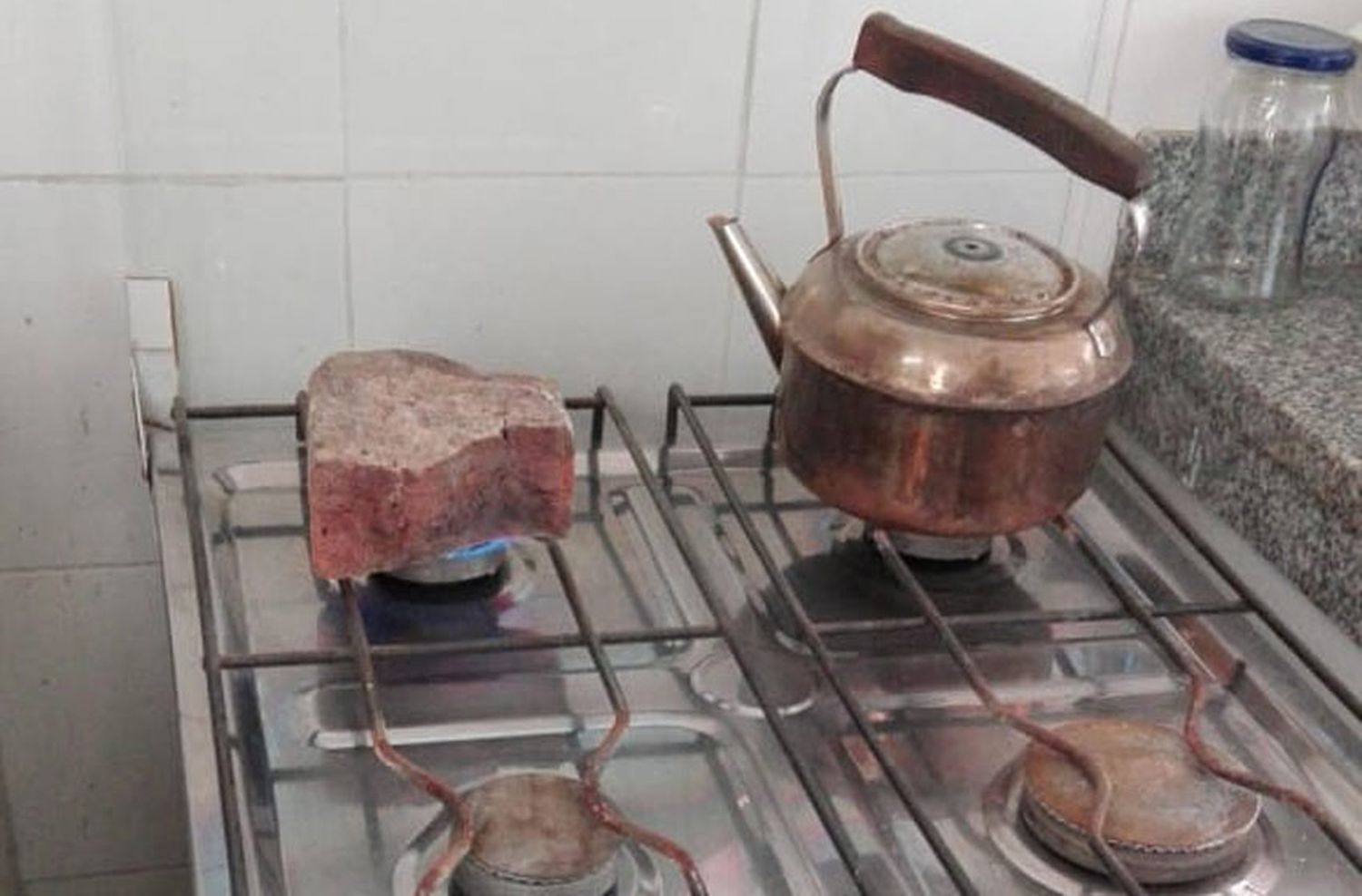 Una escuela rosarina calienta ladrillos para hacerle frente al frío: «Es inhumano»