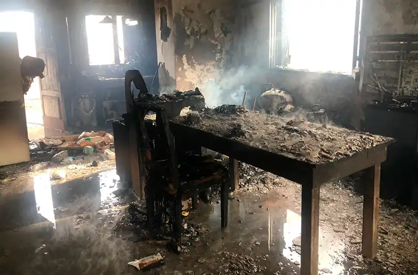 Incendio en Félix U. Camet: se escondió en el baño y salvó su vida