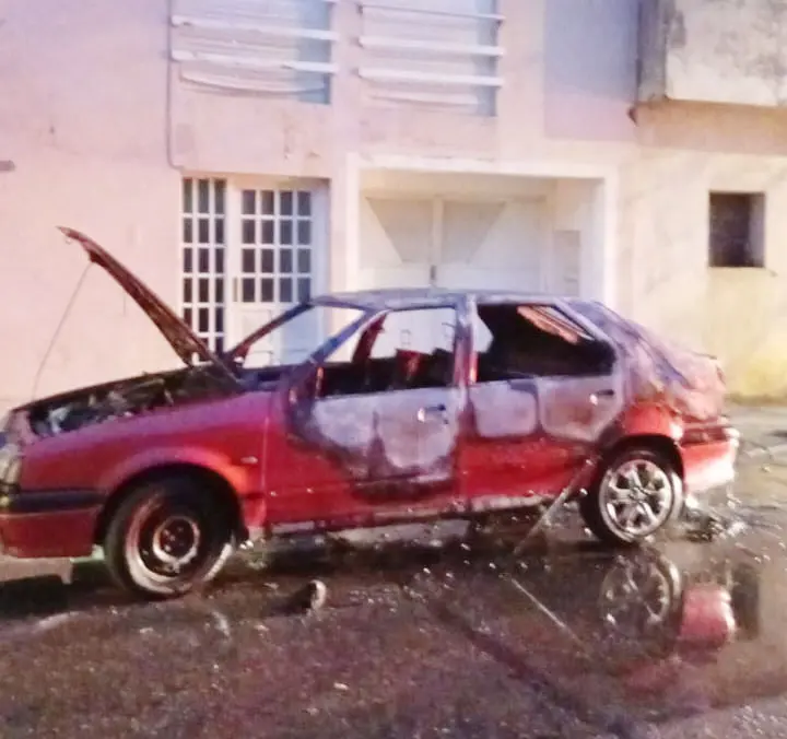 Un automóvil se incendió mientras circulaba por la vía pública