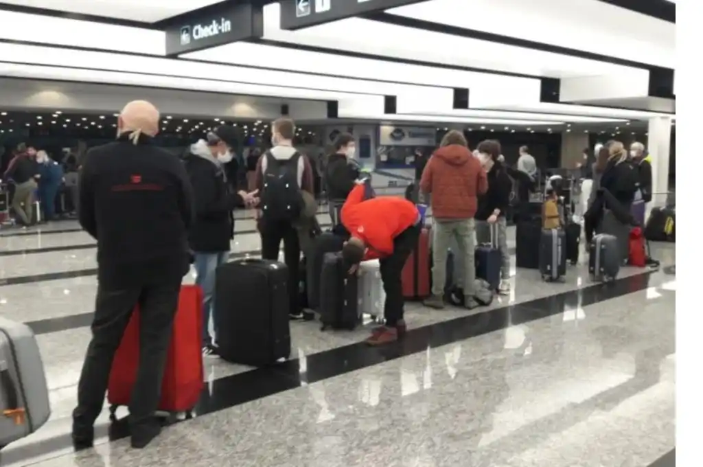 Un avión aterrizó en Ezeiza con 44 pasajeros contagiados de coronavirus