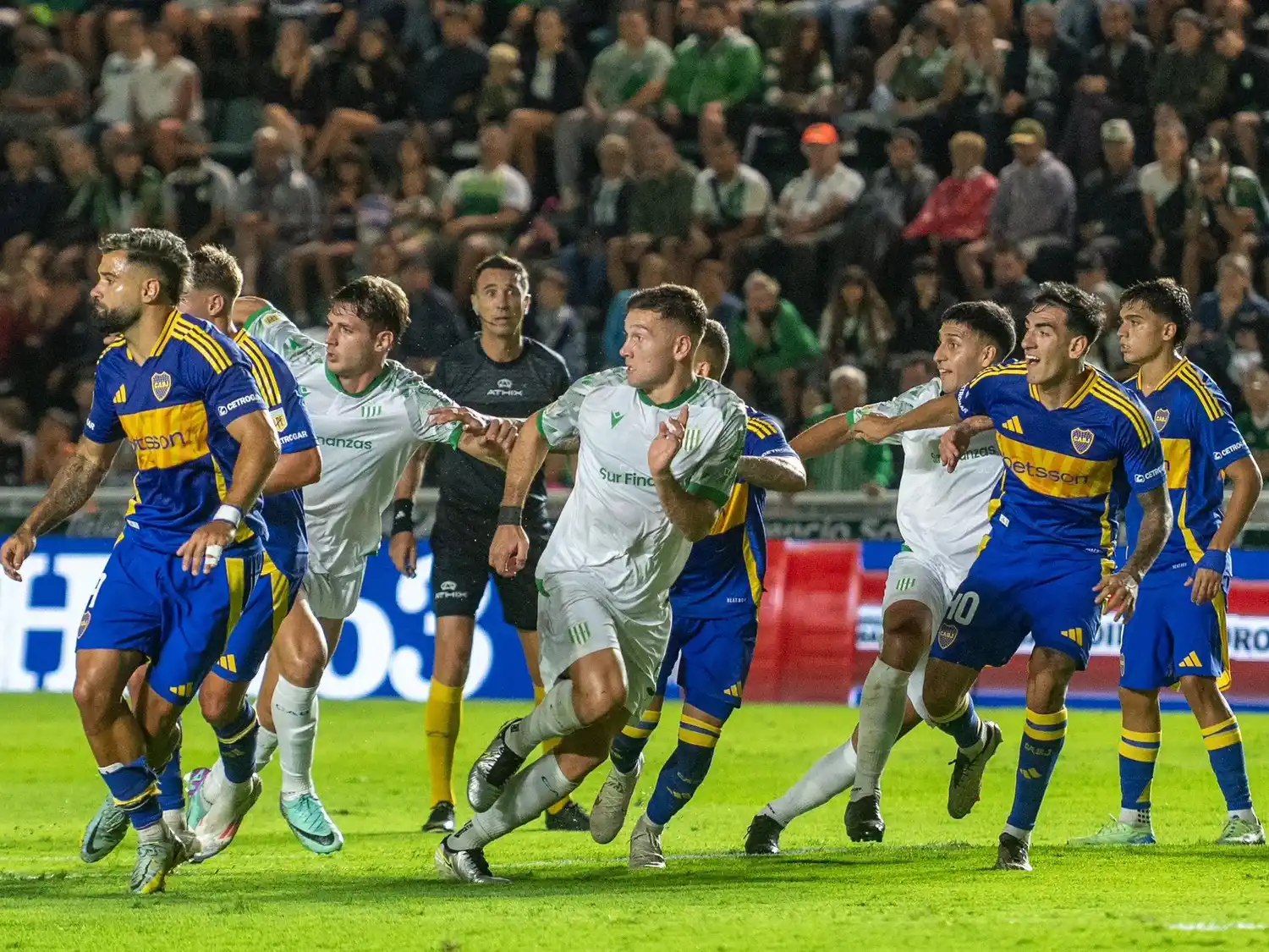 Boca le ganó 1-0 a Banfield y se metió en la pelea por el campeonato