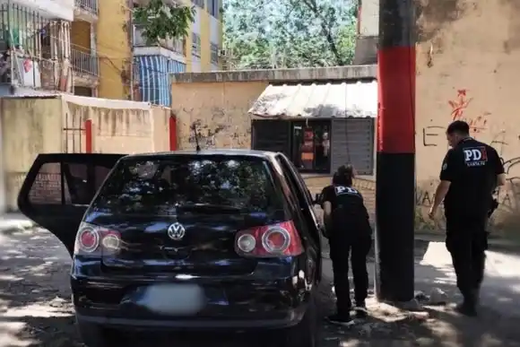 Emboscaron a un camionero en zona oeste, le robaron a punta de pistola y huyeron en un auto robado