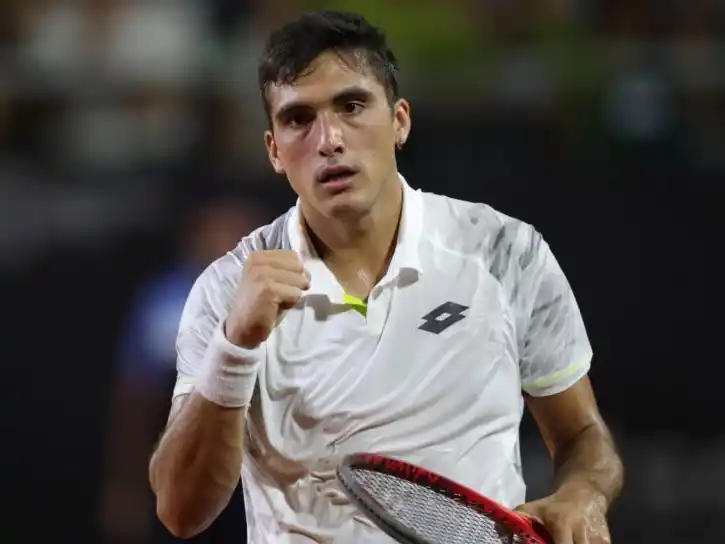 Román Burruchaga eliminó a Lorenzo Sonego.