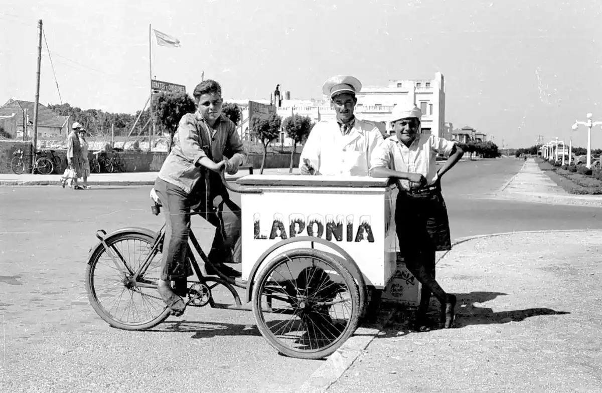 Pioneros del actual delivery y vendedores ambulantes que quedaron en el recuerdo
