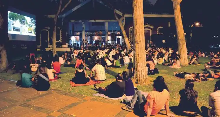 > Cine en la Plaza Belgrano