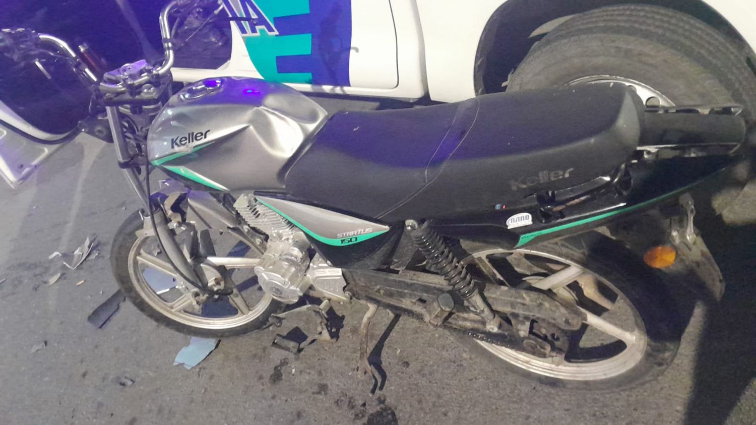 Viajaba sin patente, sin seguro y sin casco: chocó y le secuestraron la moto