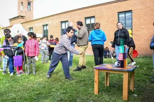 Día de las infancias en Chascomús: plaza abierta, obra de teatro y bicicleteada