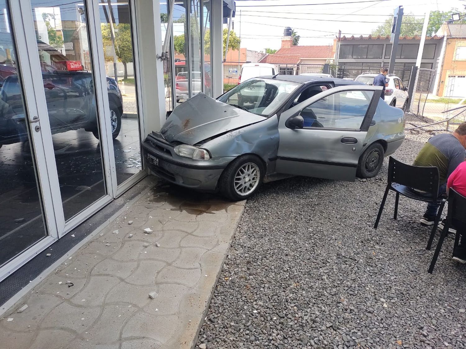 Un auto se metió dentro de una concesionaria: cuatro personas resultaron heridas