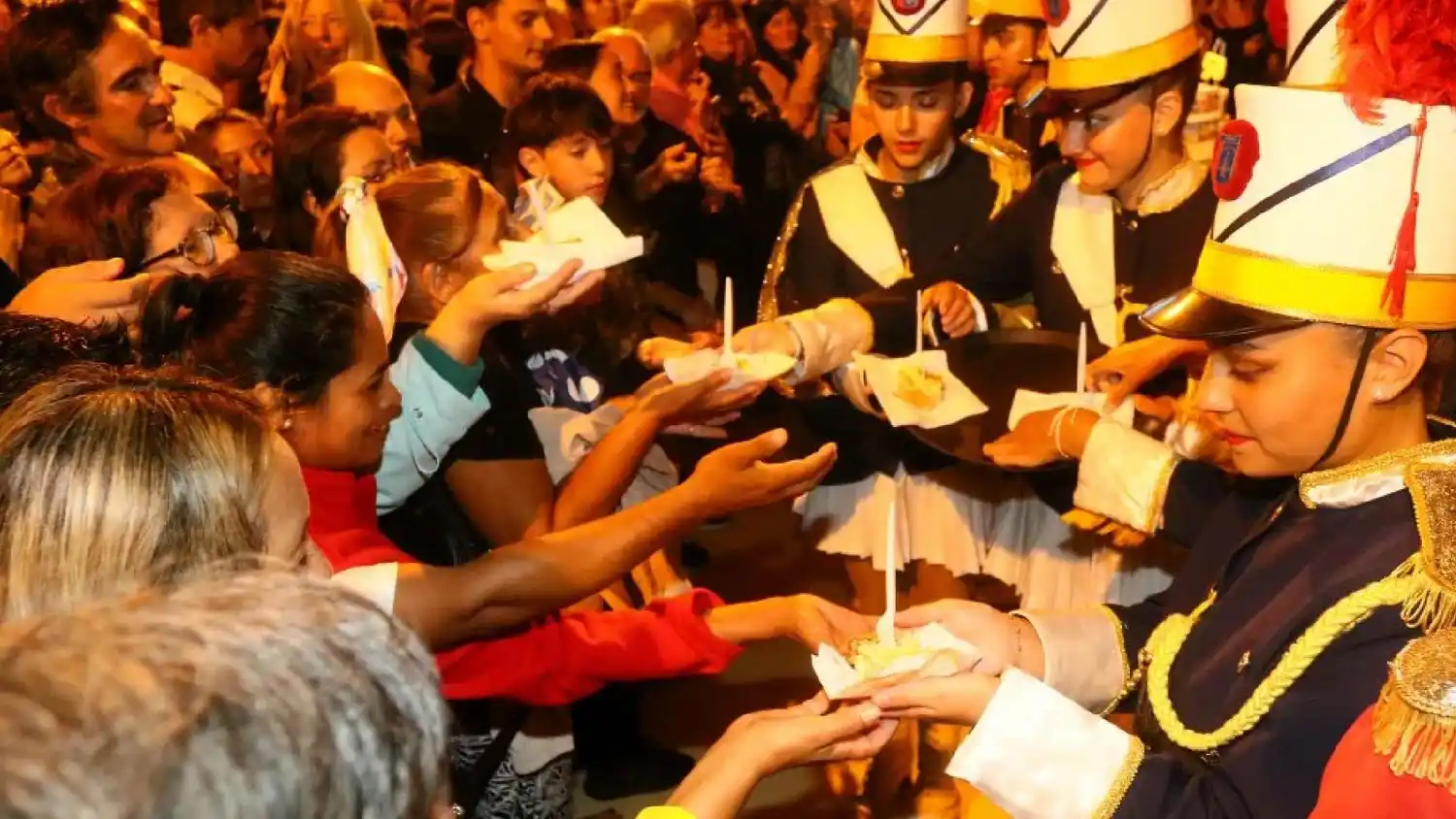 Cientos de personas disfrutaron una torta gigante y cantaron por el cumpleaños 150 de Mar del Plata