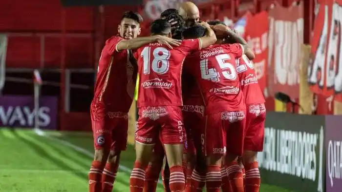 Argentinos venció a Atlético Nacional y se aseguró el primer puesto en su zona