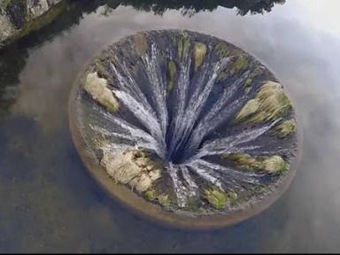 Conocé el misterioso hueco que se encuentra en el medio de un lago y sorprende al mundo