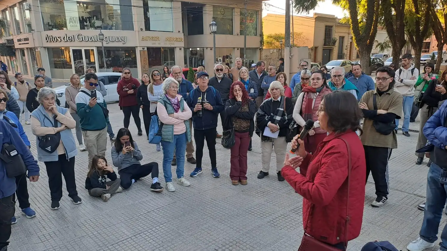 “No llegamos ni al 15 de cada mes”: fuerte reclamo en Plaza Constitución