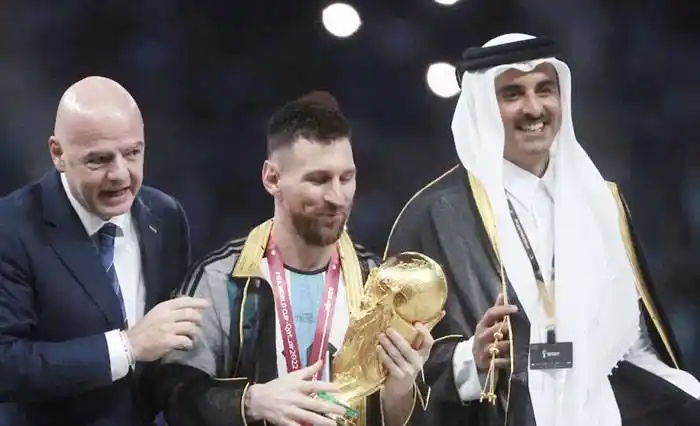 ¿Por qué puso el emir una túnica a Messi antes de levantar la Copa del Mundo?