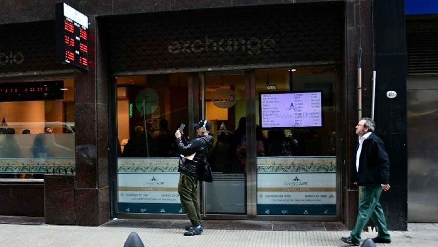 Algunos bancos "no pueden" vender dólares