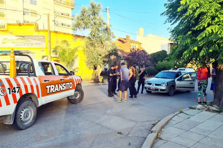 Una mujer lesionada en una fuerte colisión