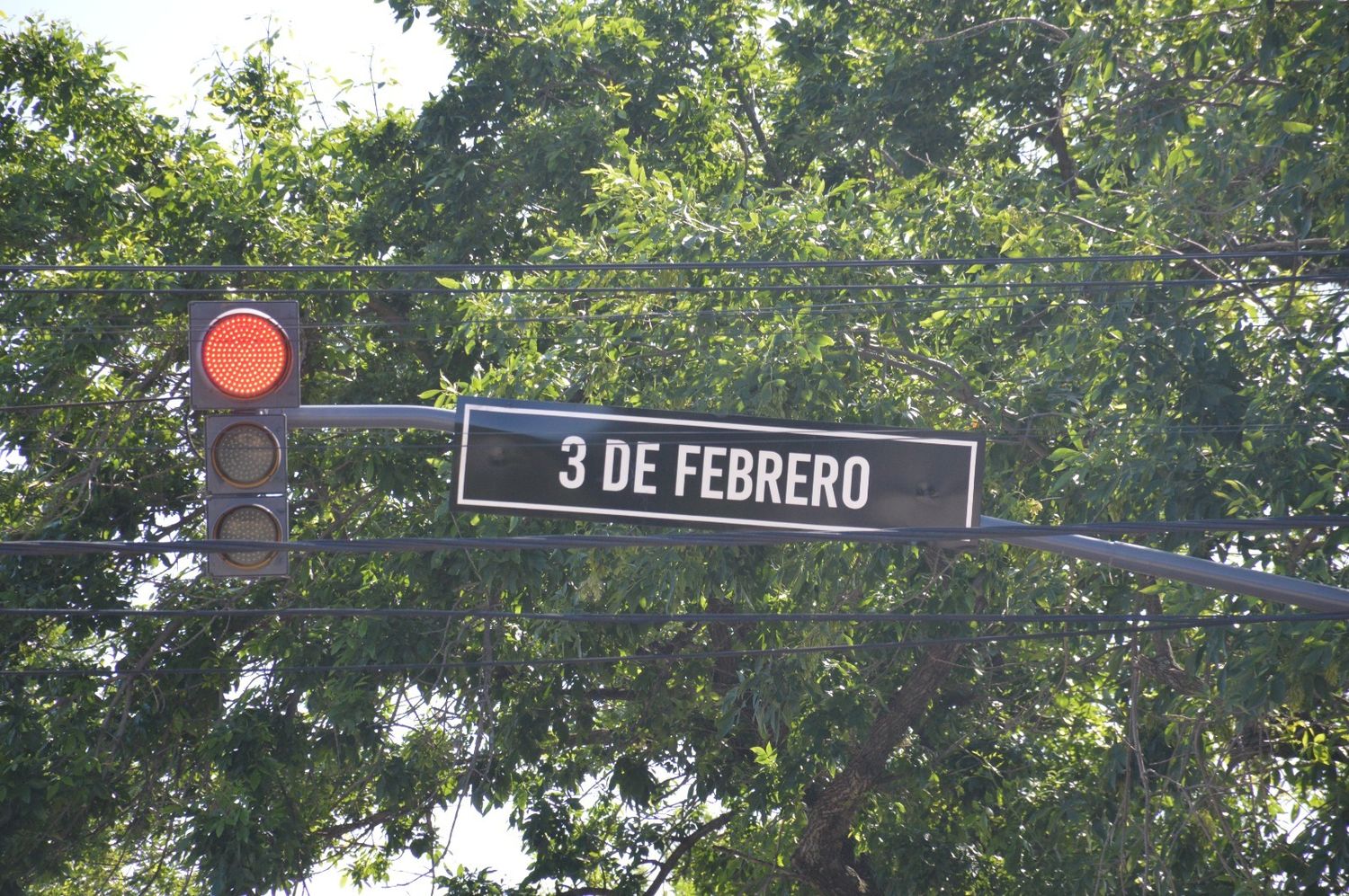 Los nuevos carteles ya están instalados en diferentes semáforos.