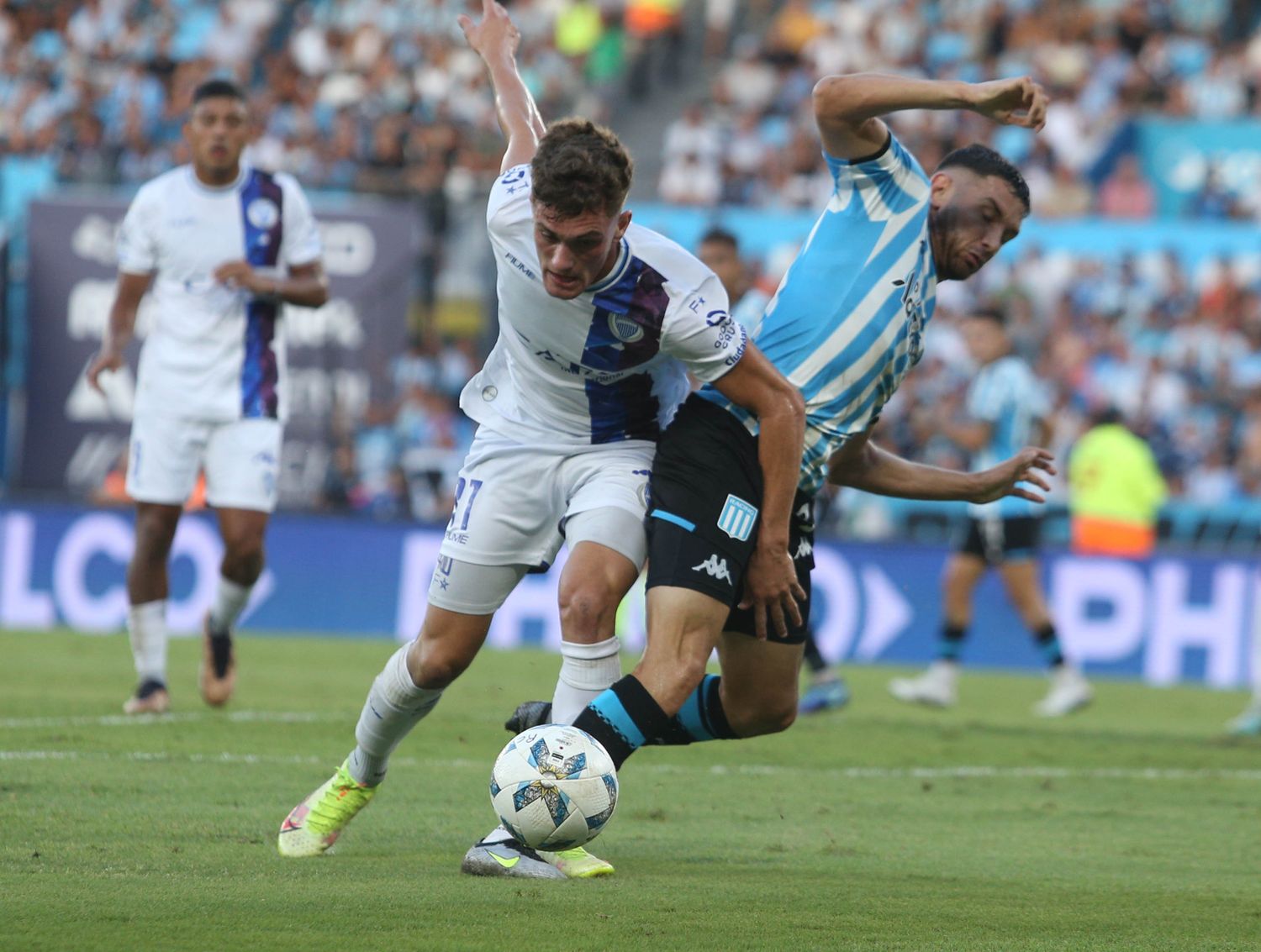 Luciano desacomoda a "Maravilla" Martínez.