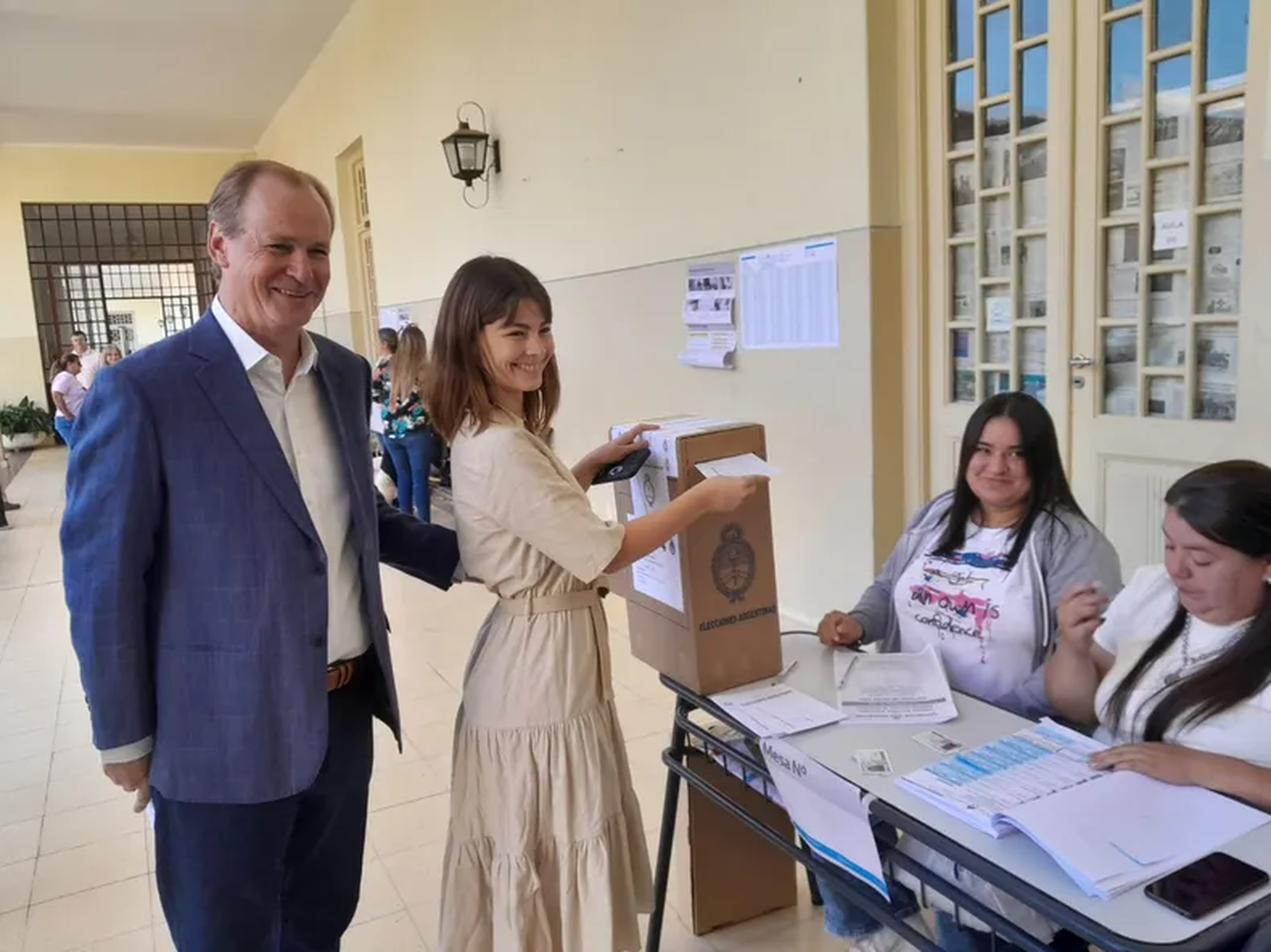 El gobernador Gustavo Bordet sufragó en una escuela de Concordia junto a su hija