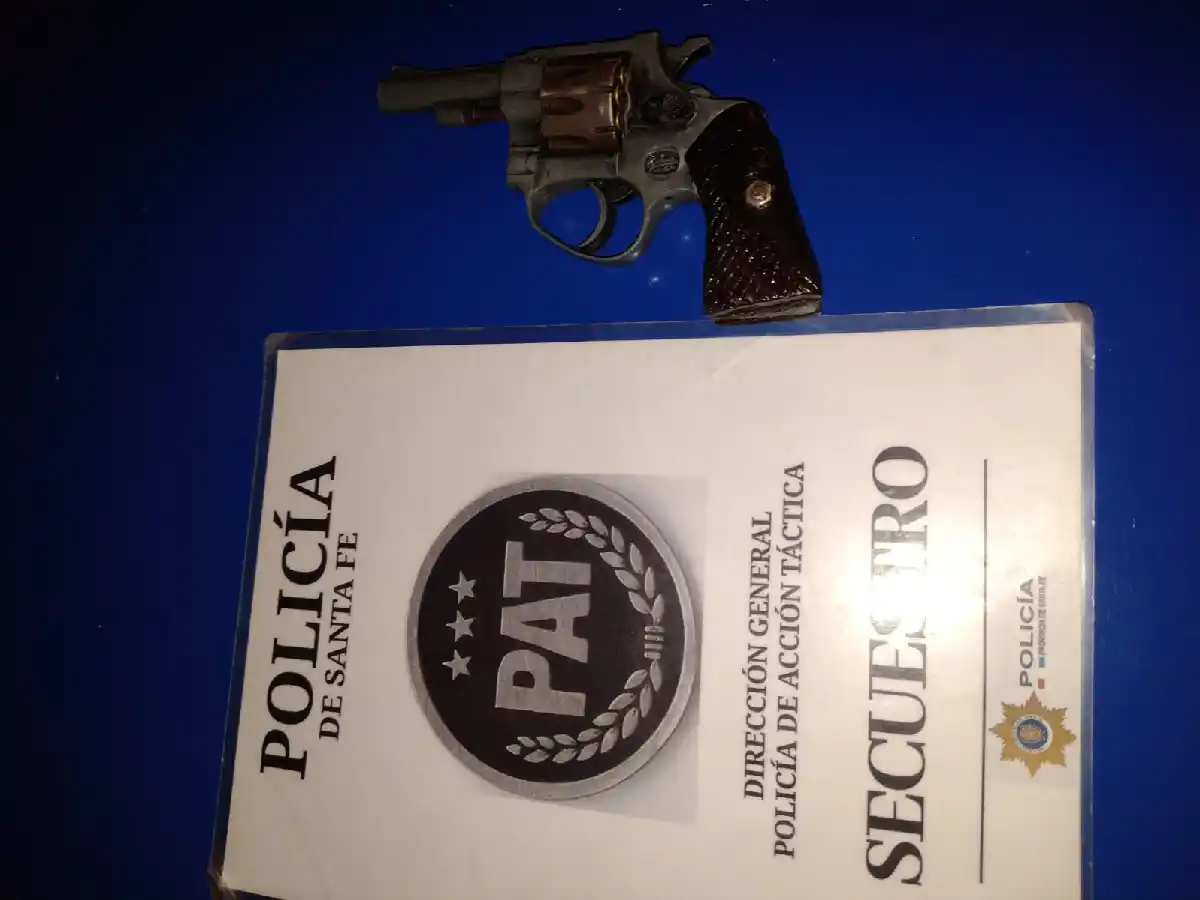 Tras una persecución secuestraron un  arma, una moto y detuvieron a dos menores