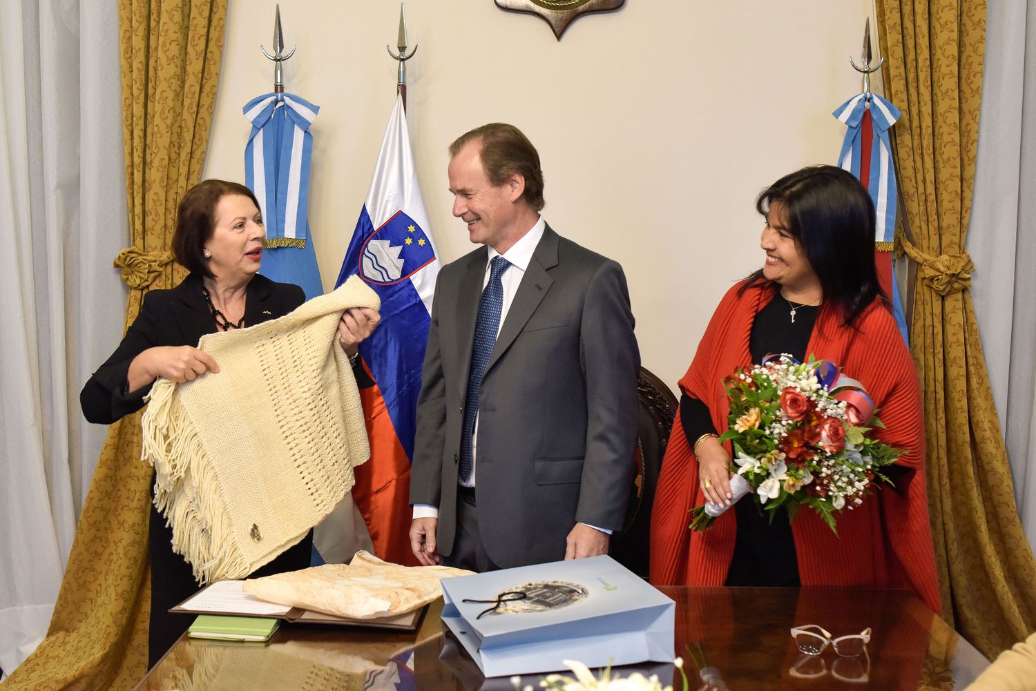 Miel, turismo y termas: Las cartas de Bordet ante la embajadora de Eslovenia