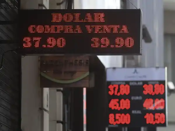 En el debut de las bandas cambiarias, el dólar bajó y cerró a $40,74
