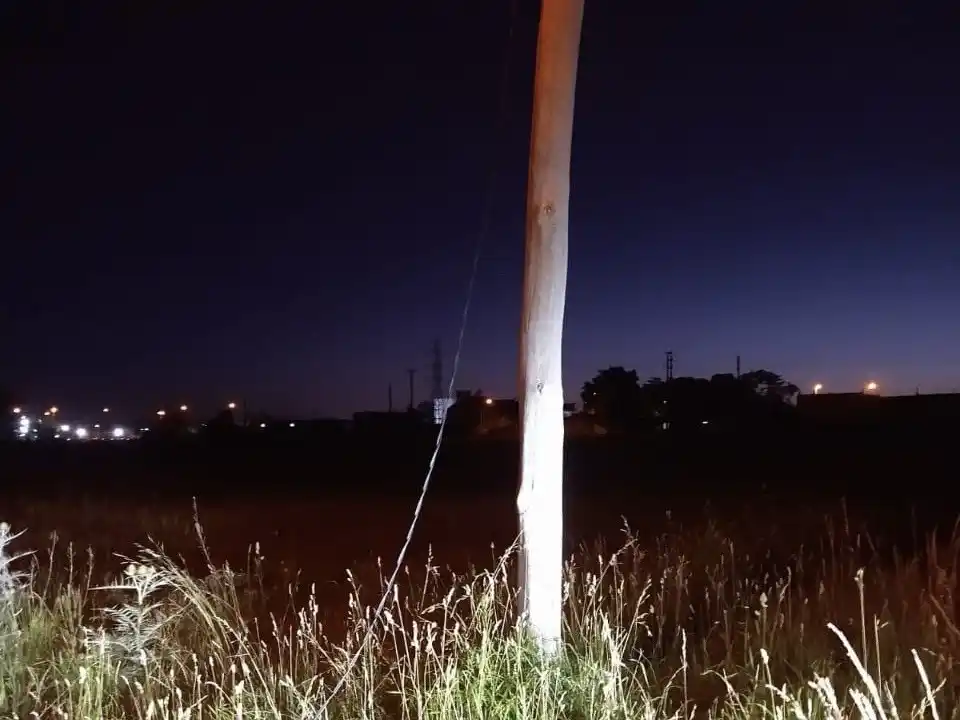 Robaron cables en Darragueira al 2600.