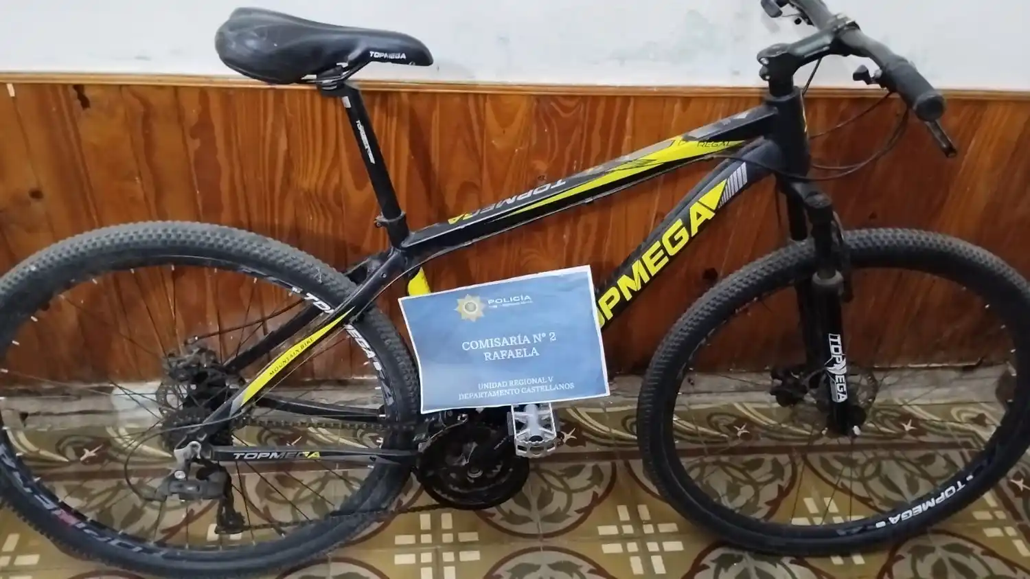 Escuchó ruido en el patio y fue a revisar: “apareció” una bicicleta aparentemente “descartada”