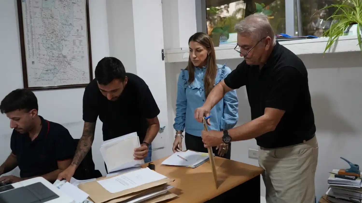 Apertura de sobres para la compra de retroexcavadoras