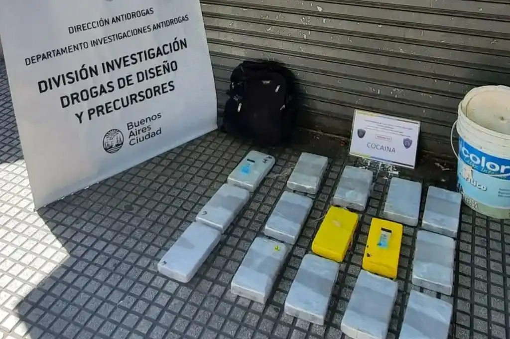 Balvanera: un comisario y un inspector fueron sorprendidos con 15 kilos de cocaína