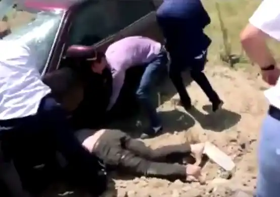 Video: Sale despedido y queda atrapado bajo el auto tras volcar